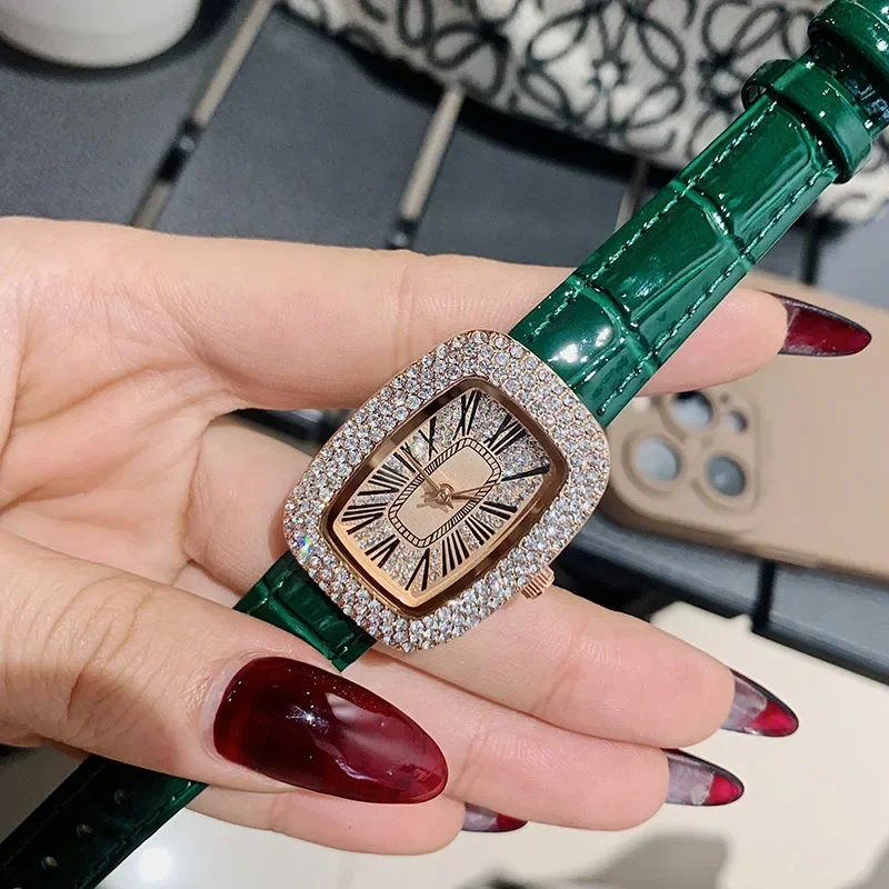 Luxury Watch Leather Strap - トレンディでファッショナブルな女性用レザーストラップウォッチ、ダイヤモンドインレイ、ウォーターダイヤモンドワインバレル、女性用クォーツウォッチ
