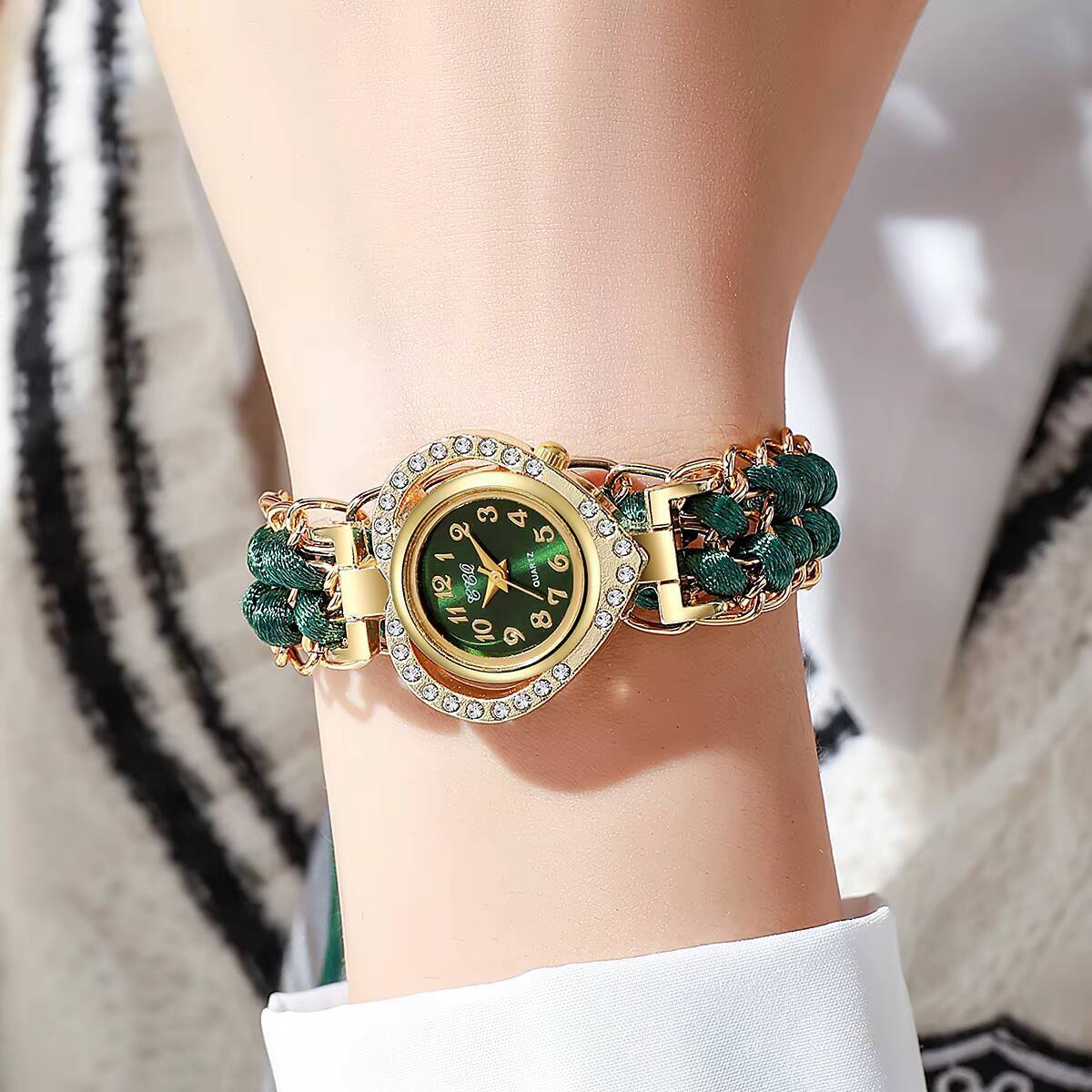 ファッションラインストーンハートダイヤル女性腕時計織ストラッ - Open Heart Watch のレビューと価格